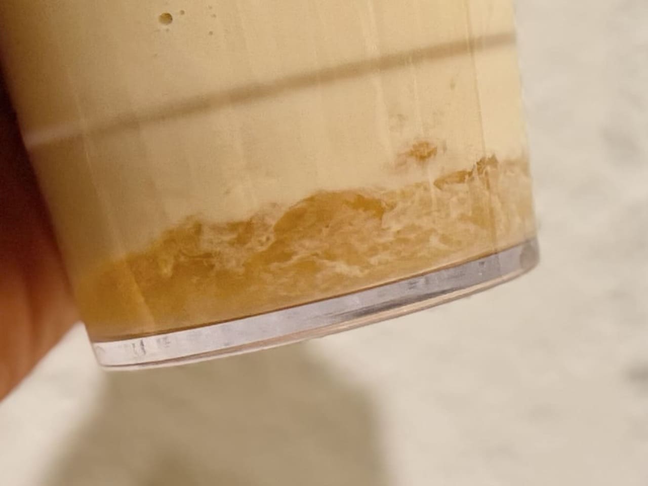 ー「ホワイト ピーチ & ジョイフルメドレー ティー フラペチーノ」カップ下部のピーチソースの寄り