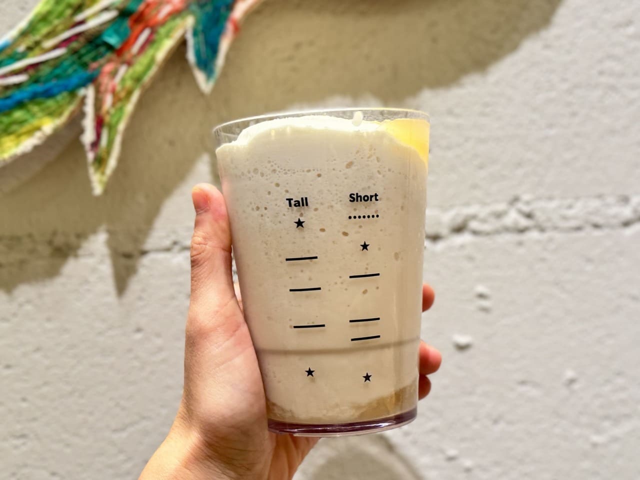 スタバ店舗限定メニュー「ホワイト ピーチ & ジョイフルメドレー ティー フラペチーノ」手持ち別角度