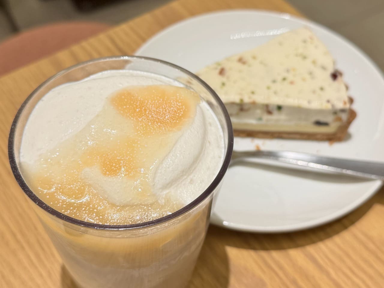 【スタバ】通がハマってる！大人気「ジョイフルメドレー」×ピーチの限定フラペチーノと絶品ケーキとは？