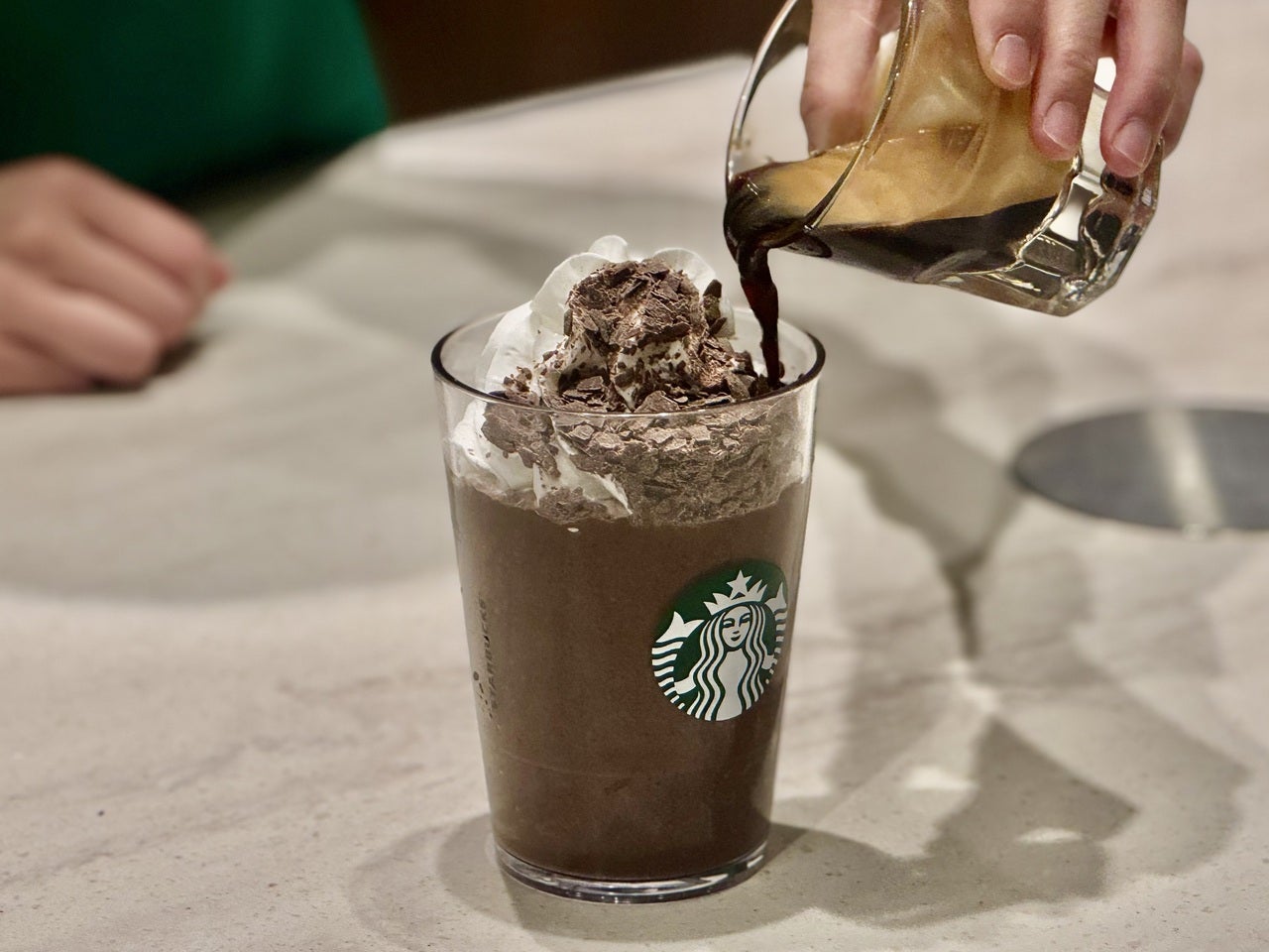 スタバ新作「カカオ エスプレッソ アフォガート フラペチーノ&reg;」にエスプレッソが注がれている様子