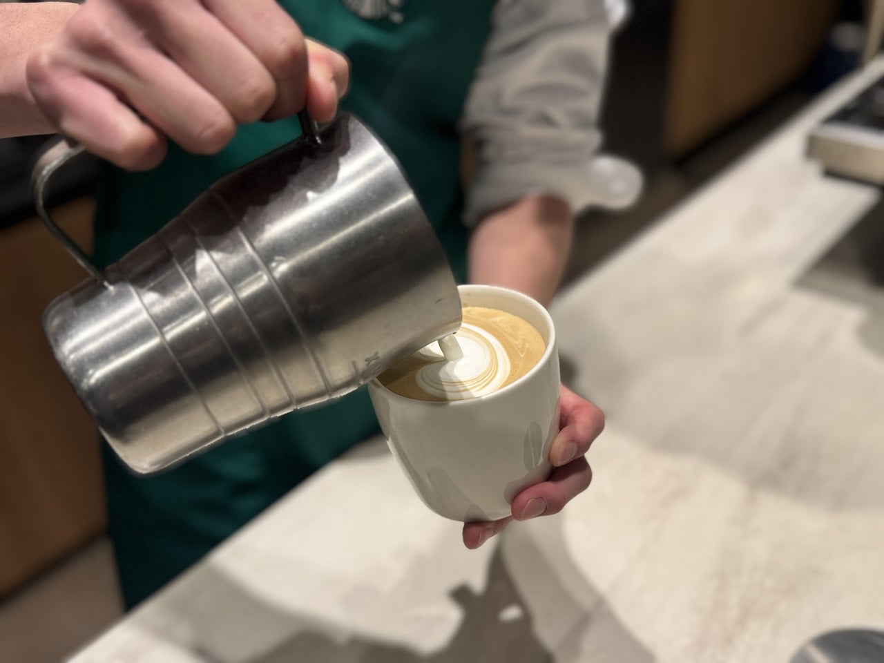 スターバックスのバリスタがラテアートに挑戦している様子