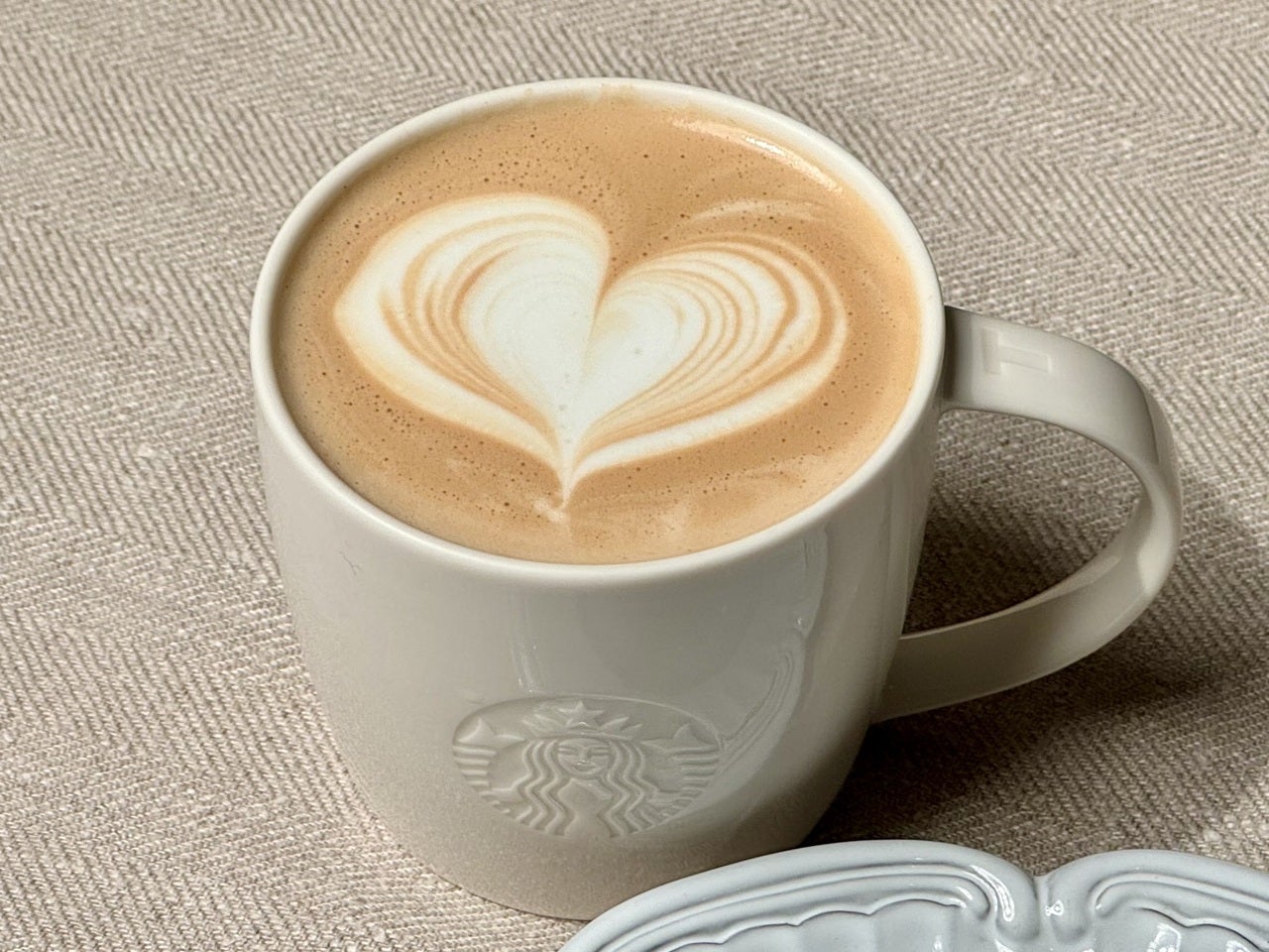 ハートのラテアートが施されたスターバックスラテ