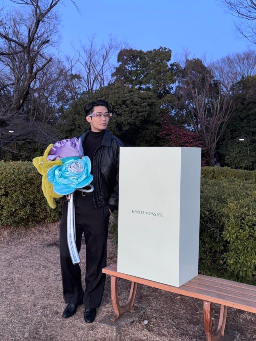 GENTLE MONSTERのBOUQUETコレクションの花束を持つ鈴々木響