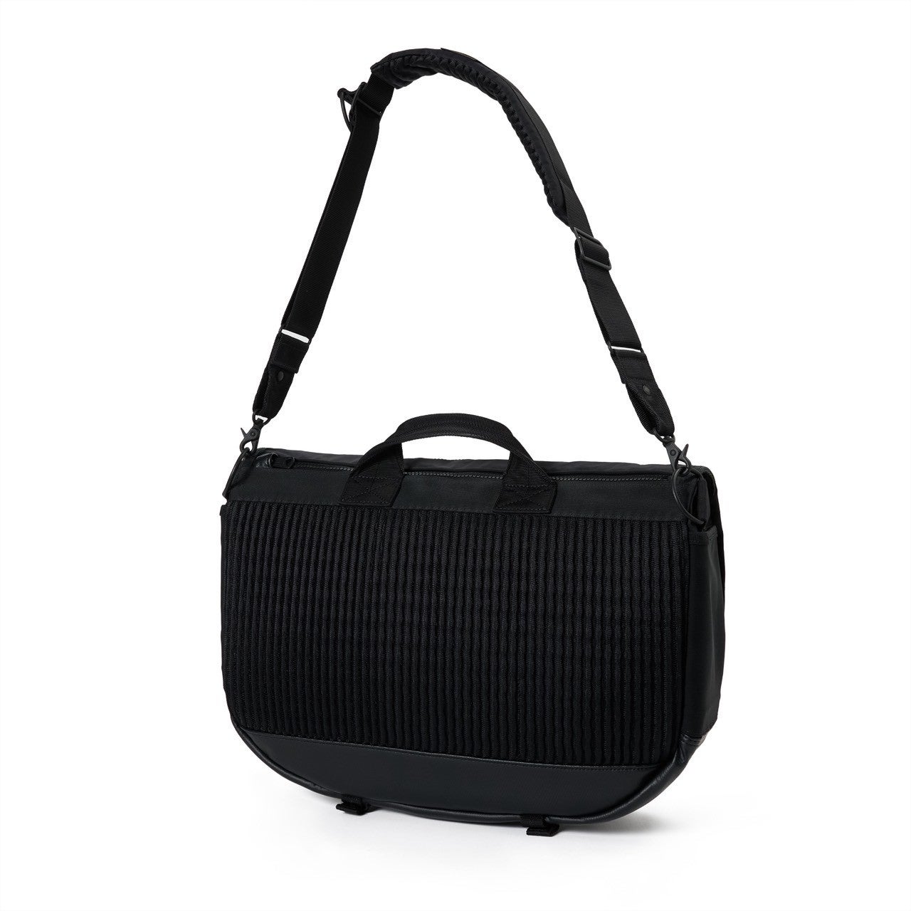 PORTER 新作「MONOCHROME」　ブラック　メッセンジャー　ディテール　　背面
