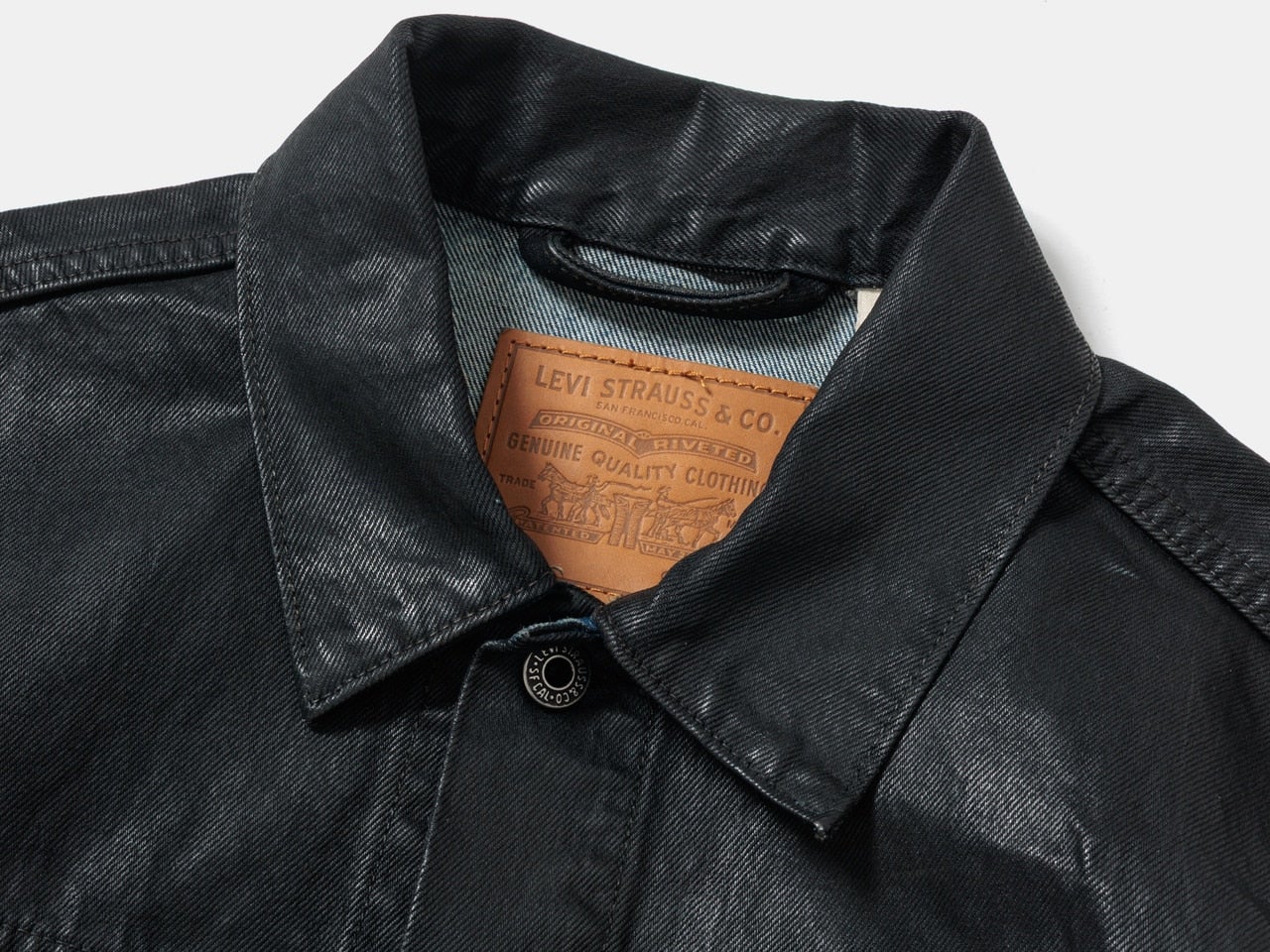 ひと味違う「リーバイス®」の黒いデニムジャケットは「ビオトープ」別注！１点１点の風合いが異なる加工はこの春の大本命！