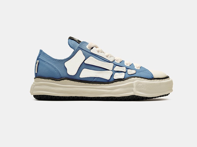 AMIRIとミハラヤスヒロのコラボスニーカーのブルー　側面