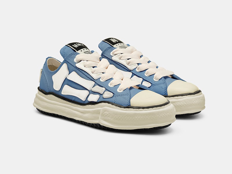 AMIRIとミハラヤスヒロのコラボスニーカーのブルー　右前から