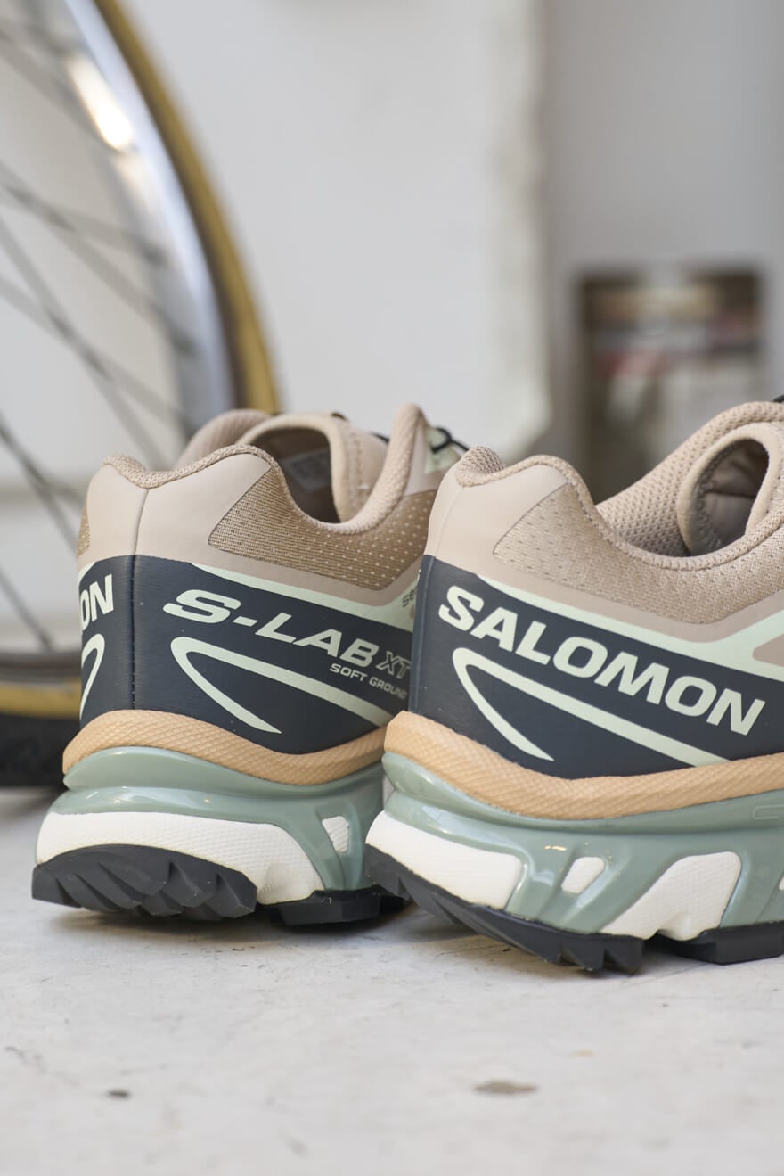 サロモンの愛用スニーカー「XT-6」のヒールロゴ