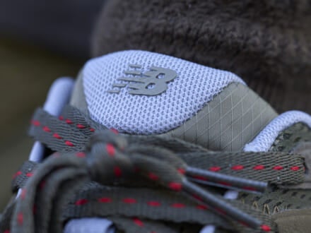 「ニューバランス」のコラボモデルは、配色を合わせてさりげなく履く！【人気ショップ＆ブランドスタッフの冬の毎日更新スニーカースナップ／DAY21】