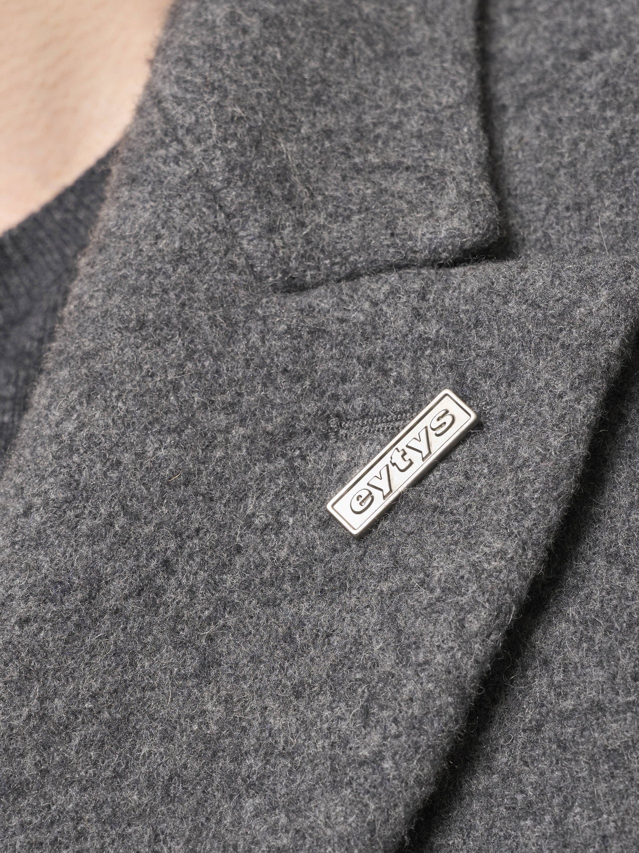 エイティーズのコートの襟元