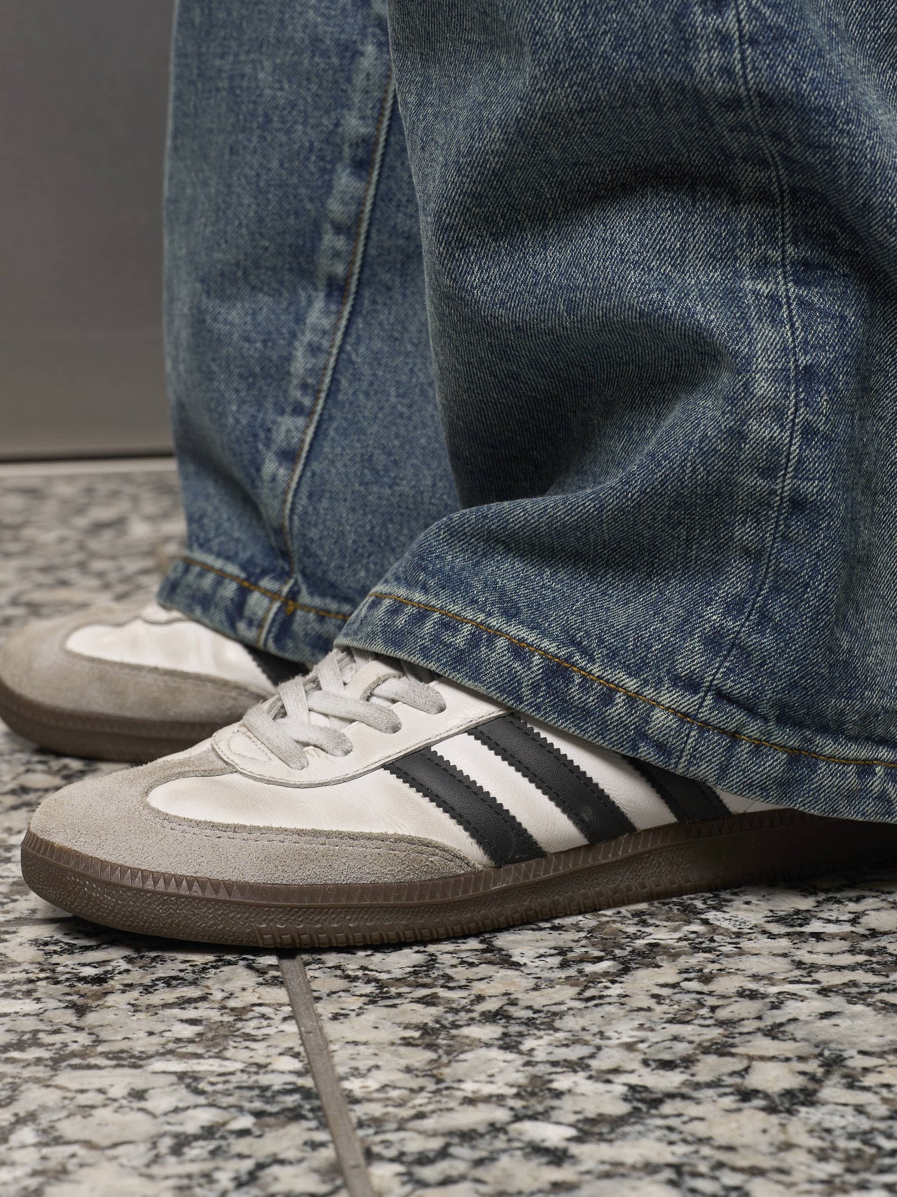 アディダス オリジナルスのスニーカー