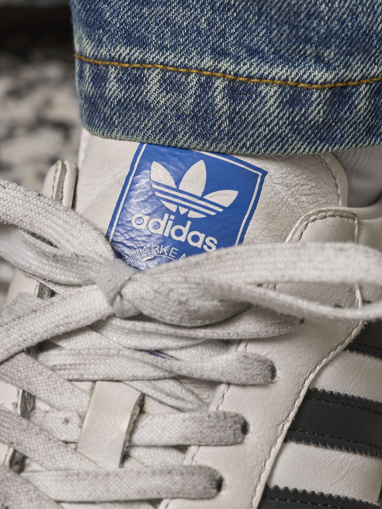 アディダス オリジナルスのスニーカーのタン