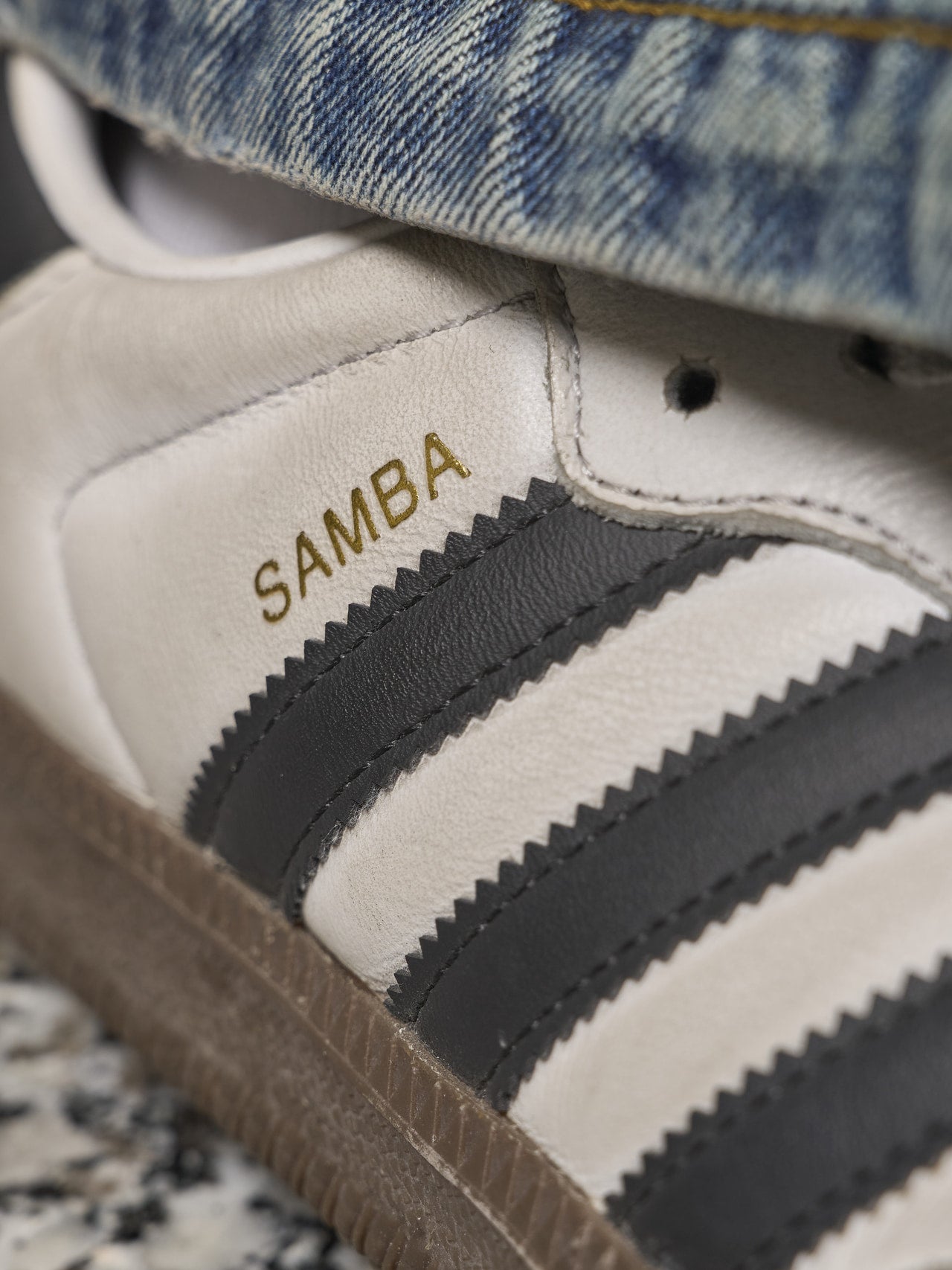 アディダス オリジナルスのスニーカーの「サンバ」のロゴ