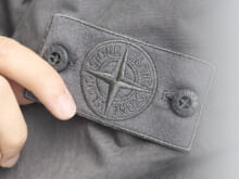 “ダウンジャケット”じゃなくて“ダウンパーカ”という選択。「ストーンアイランド」のグレーは足もとで引き締める！【服好きたちのダウンスナップ #9】