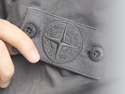 “ダウンジャケット”じゃなくて“ダウンパーカ”という選択。「ストーンアイランド」のグレーは足もとで引き締める!【服好きたちのダウンスナップ #9】