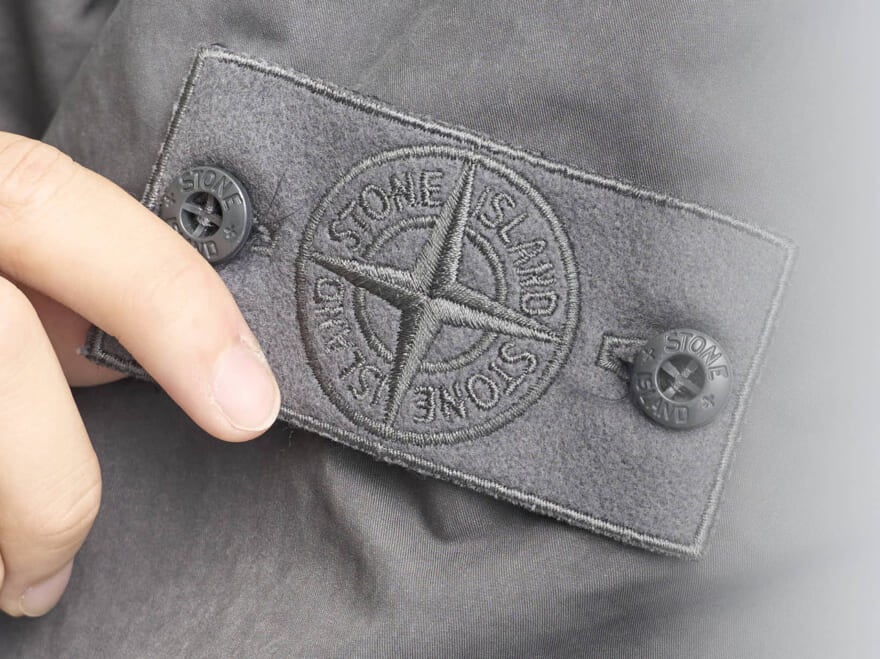 “ダウンジャケット”じゃなくて“ダウンパーカ”という選択。「ストーンアイランド」のグレーは足もとで引き締める!【服好きたちのダウンスナップ #9】