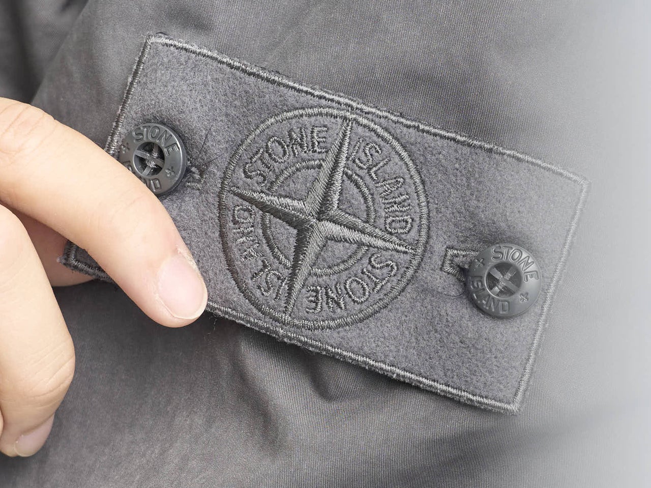 “ダウンジャケット”じゃなくて“ダウンパーカ”という選択。「ストーンアイランド」のグレーは足もとで引き締める！【服好きたちのダウンスナップ #9】