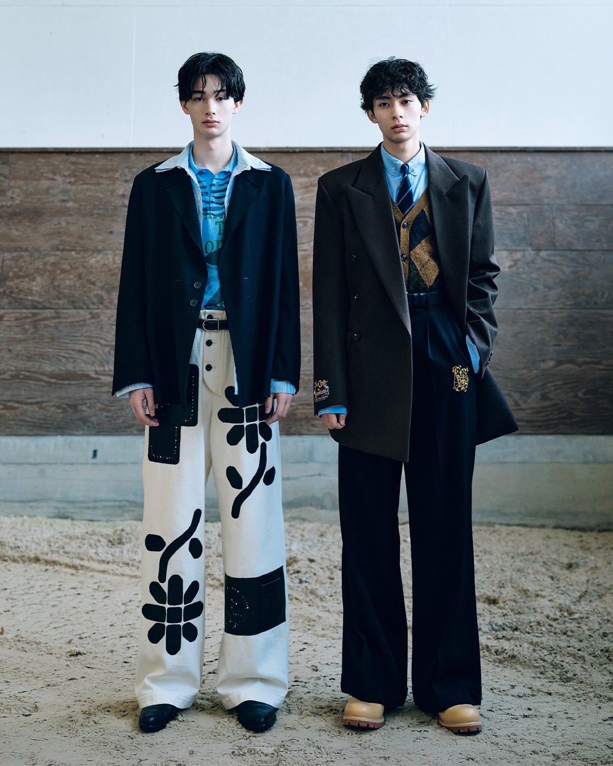 フレッシュなジャケットスタイルの栄莉弥と大奈