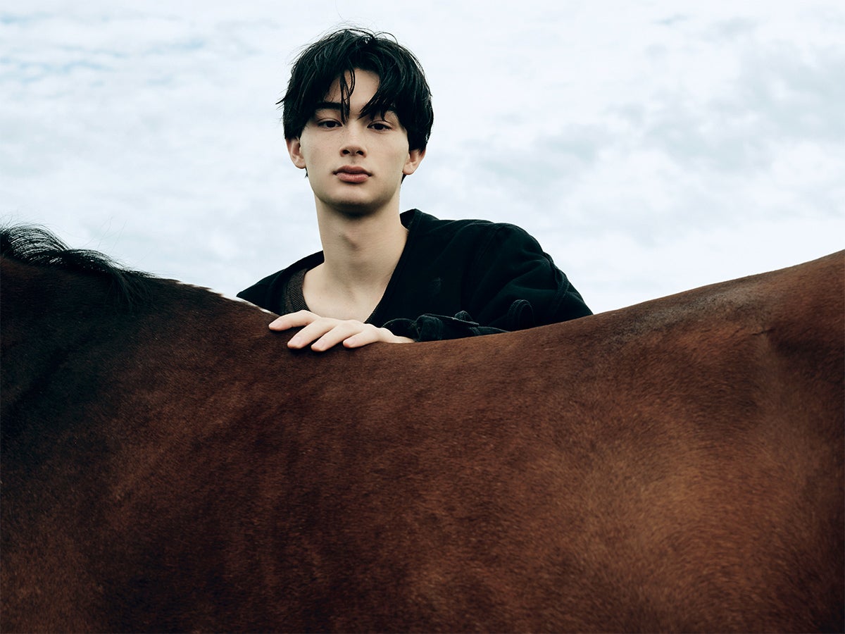 馬と触れ合う栄莉弥