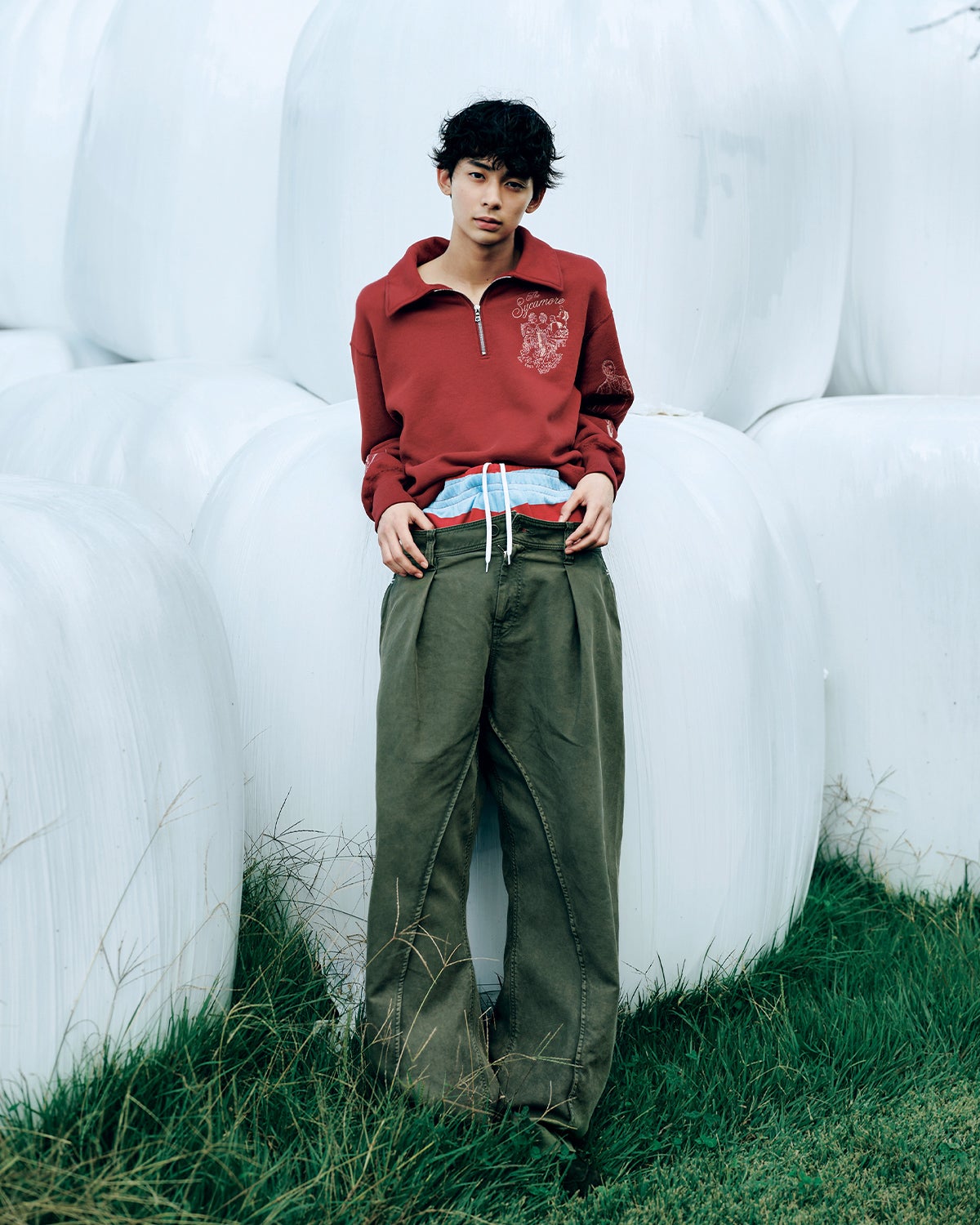 ハーフジップスウェットを着用した松井大奈