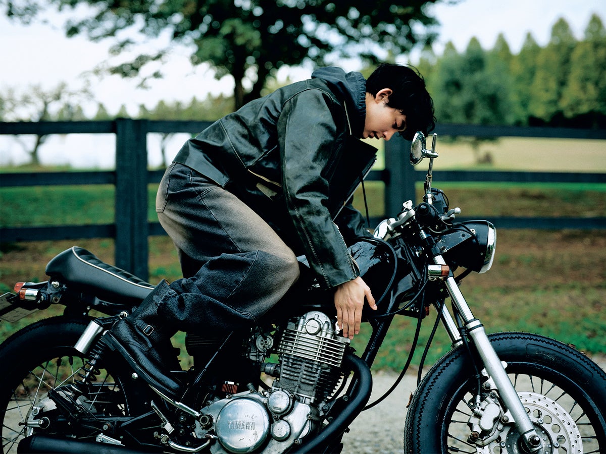 ヤマハ「SR400」のカフェレーサータイプにまたがる松井大奈