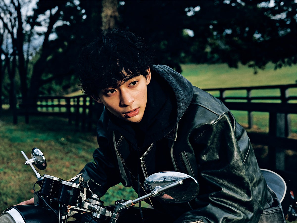 ダイスケ タナベのバイカージャケットを身にまとった松井大奈