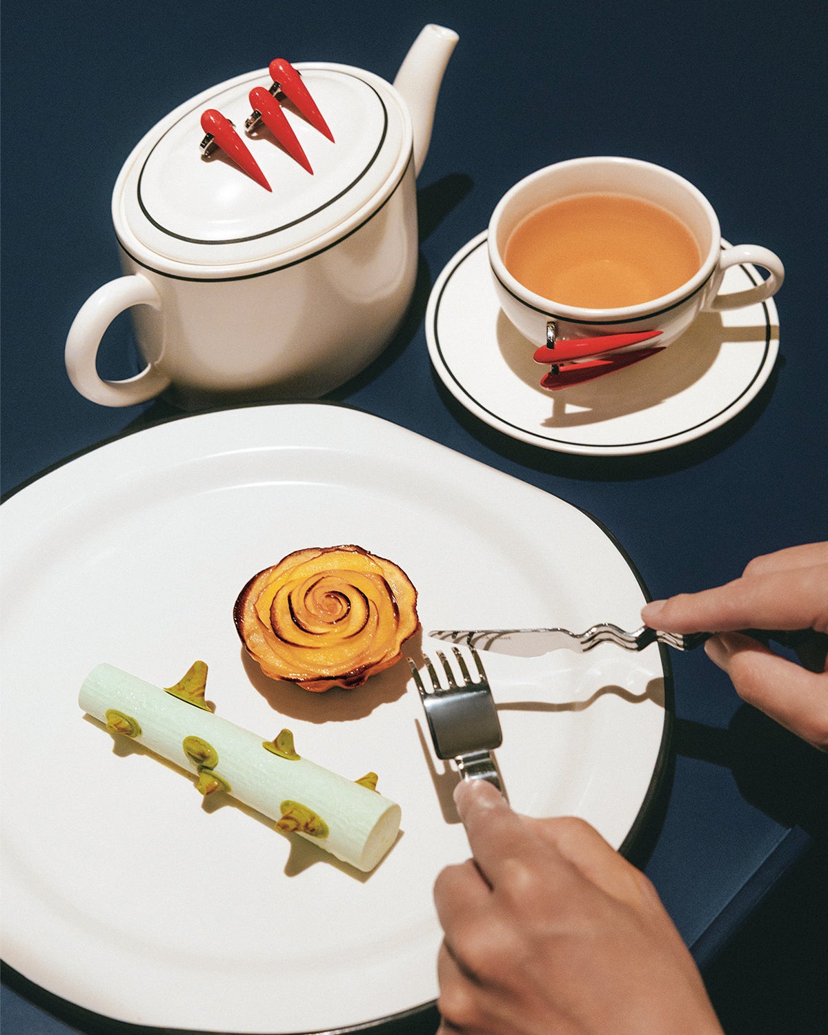 バラモチーフのアップルパイとアイスクリーム、ビューティ&ビースト