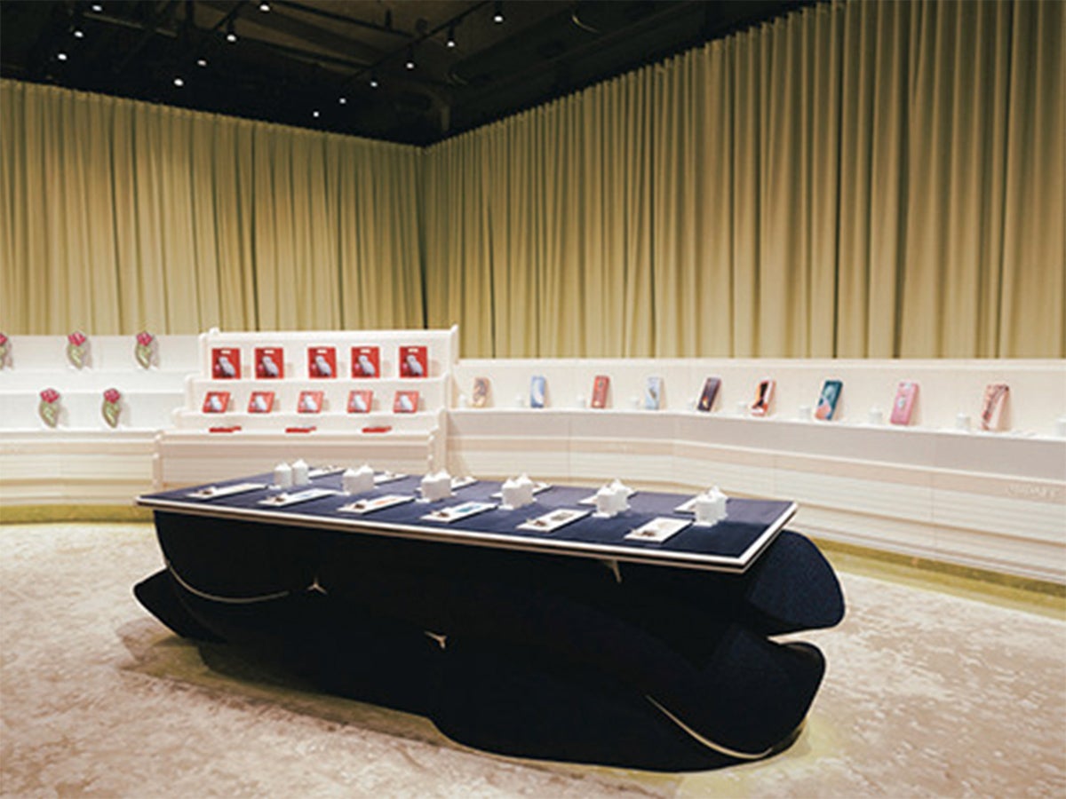 ティーセットを販売する店内