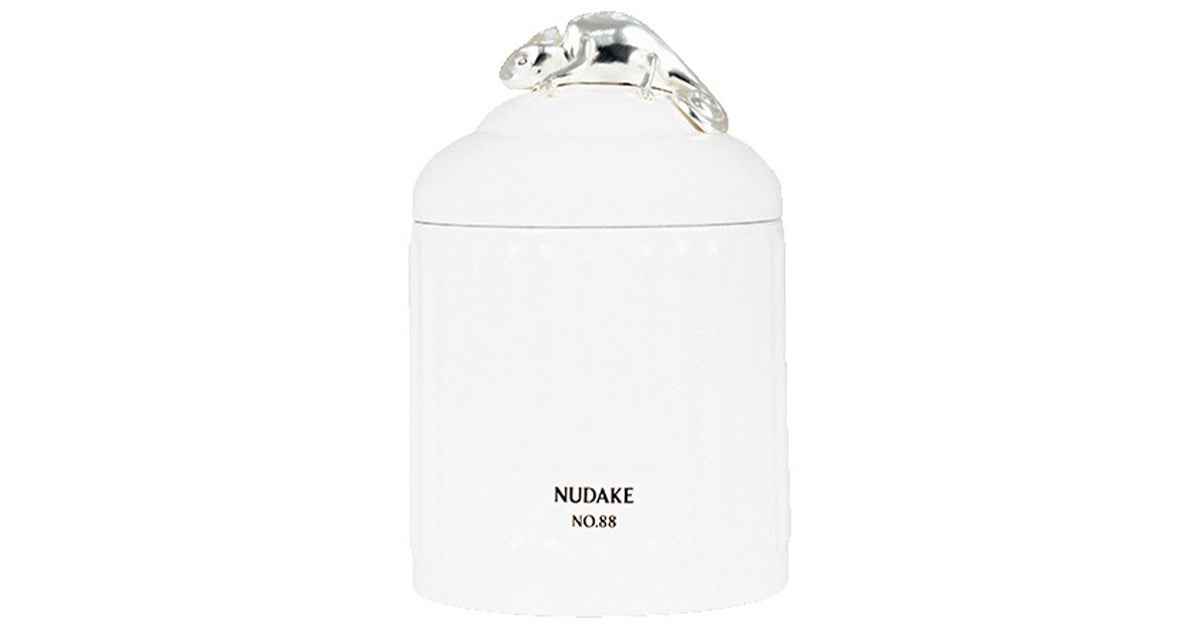 陶器ケースに入った紅茶葉