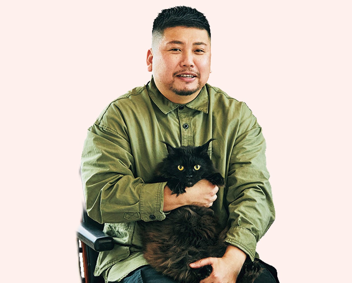 陶芸家、イラストレーターの山中正大と愛猫のこぐま