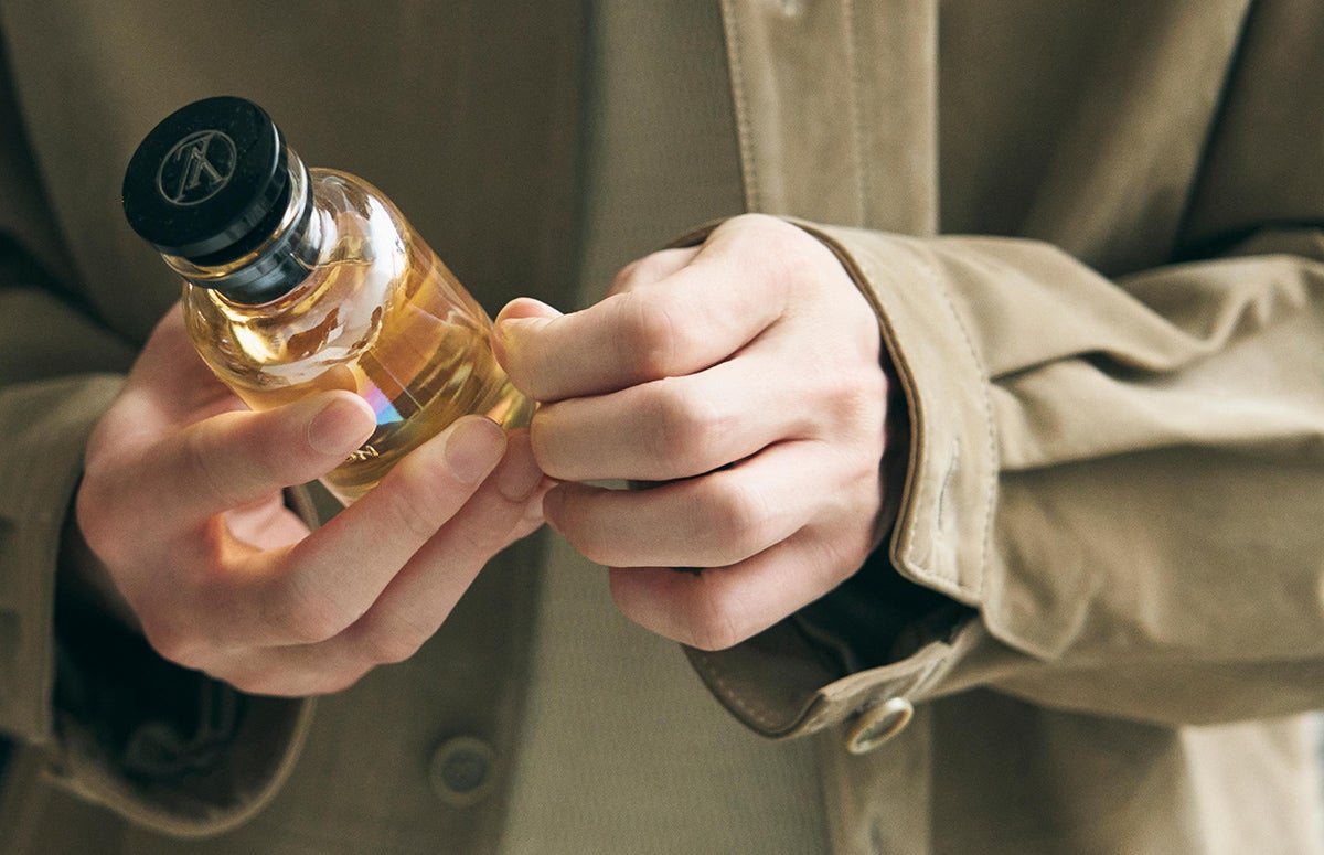 フレグランスボトルを手に取って確認