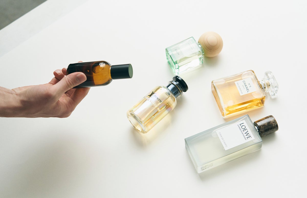 撮影用に配置されたフレグランスボトル