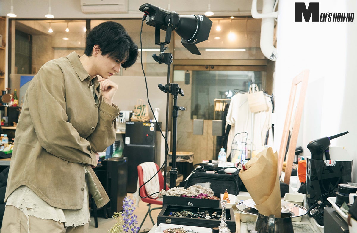 撮影用の小道具を選ぶ中島裕翔