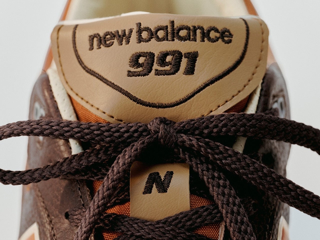プレミアムな「ニューバランス」。上質なレザーと深みのあるブラウンで高級ラゲージをイメージした991v1が誕生！
