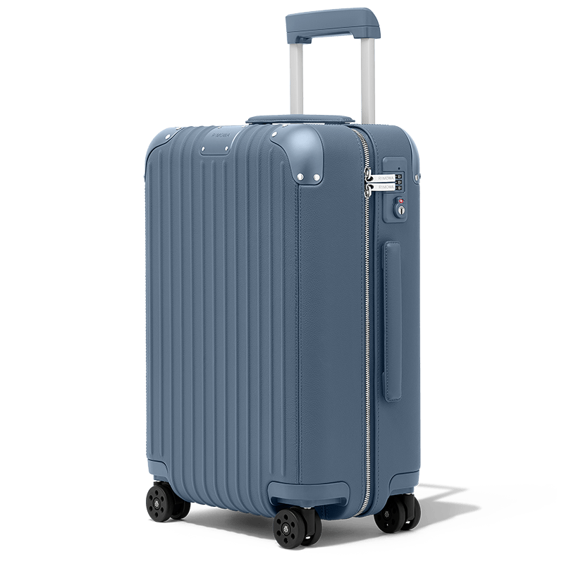 リモワのスーツケース「ディスティンクト」のパウダーブルーモデル　キャリーハンドルを伸ばしたところ