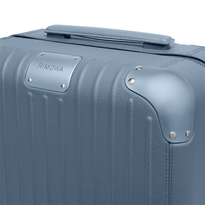 リモワのスーツケース「ディスティンクト」のパウダーブルーモデルの上部