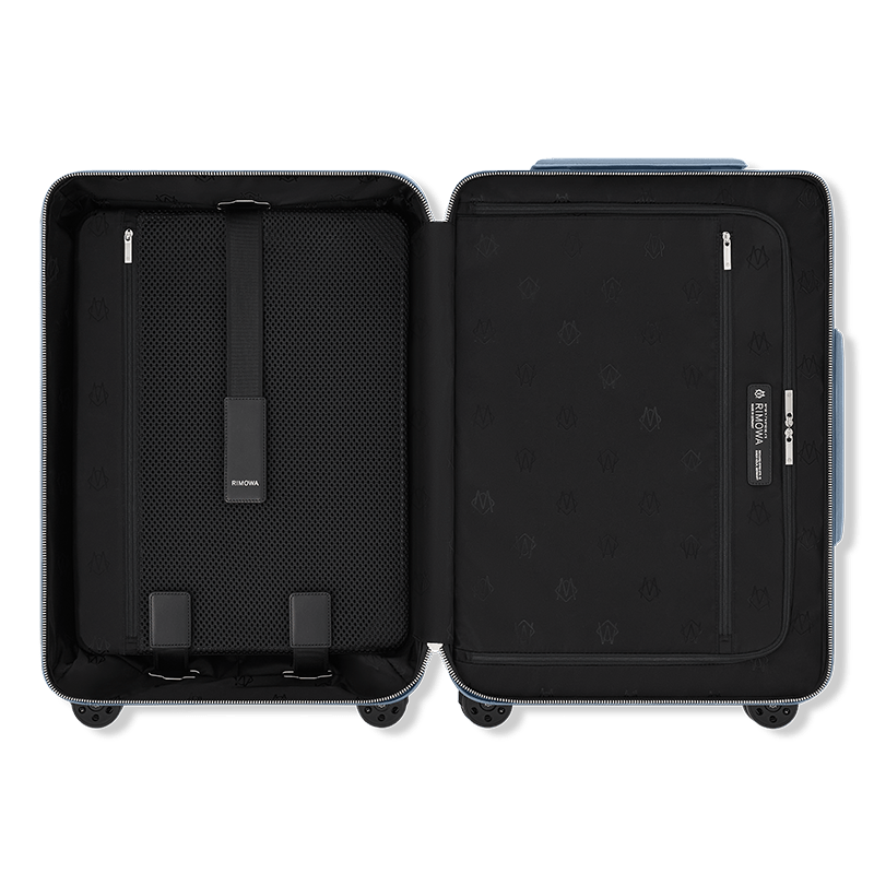 リモワのスーツケース「ディスティンクト」のパウダーブルーモデルの内部