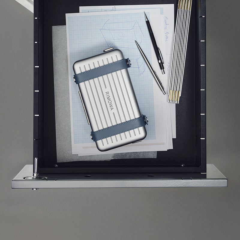 リモワのクロスボディバッグ「パーソナル」のパウダーブルーモデル　外観