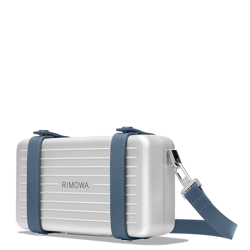 リモワのクロスボディバッグ「パーソナル」のパウダーブルーモデルのショルダーストラップを伸ばしたところ