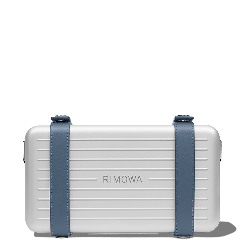 リモワのクロスボディバッグ「パーソナル」のパウダーブルーモデルの前面