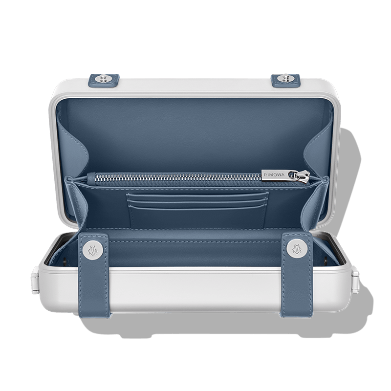 リモワのクロスボディバッグ「パーソナル」のパウダーブルーモデルの内部