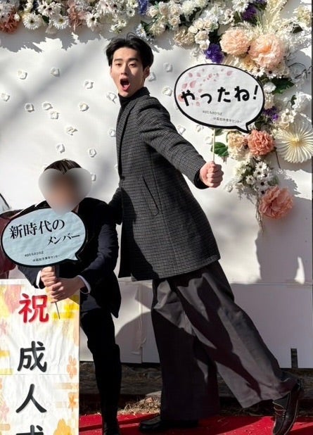 「やったね！」と書いてあるプロップを持つメンズノンノモデル石川愛大