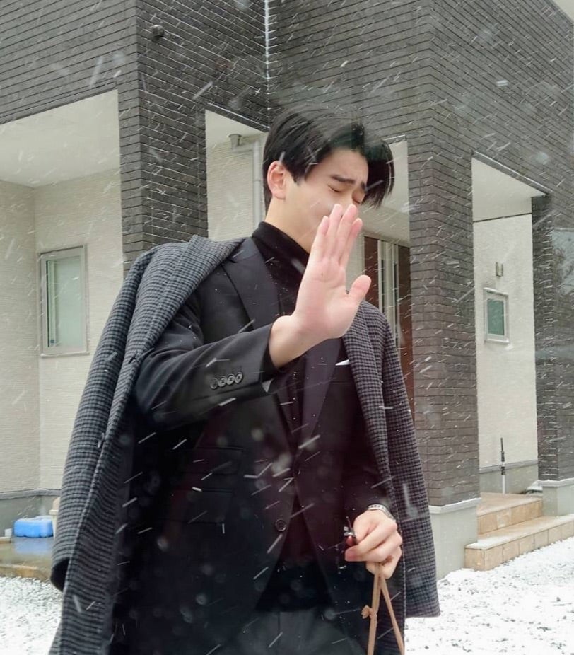 吹き付ける雪に目を細めるメンズノンノモデル石川愛大