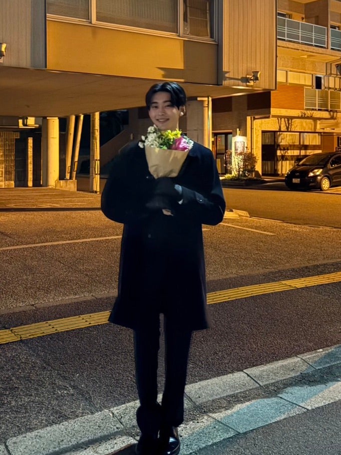 花束を持つメンズノンノモデル石川愛大