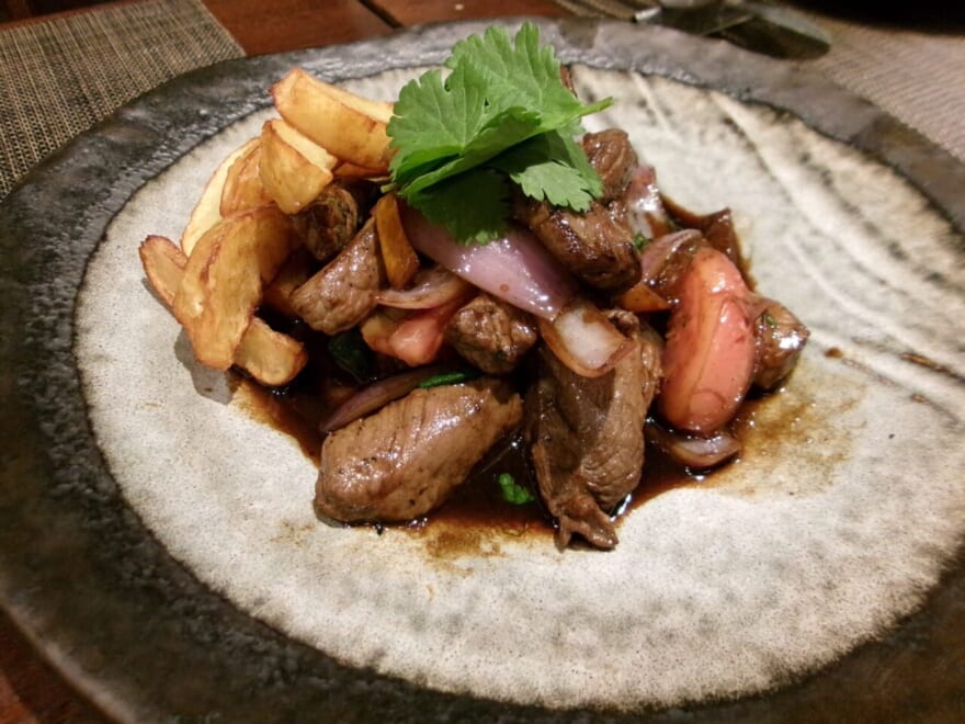 ペルー料理のロモサルタド。肉がたくさん入っている。