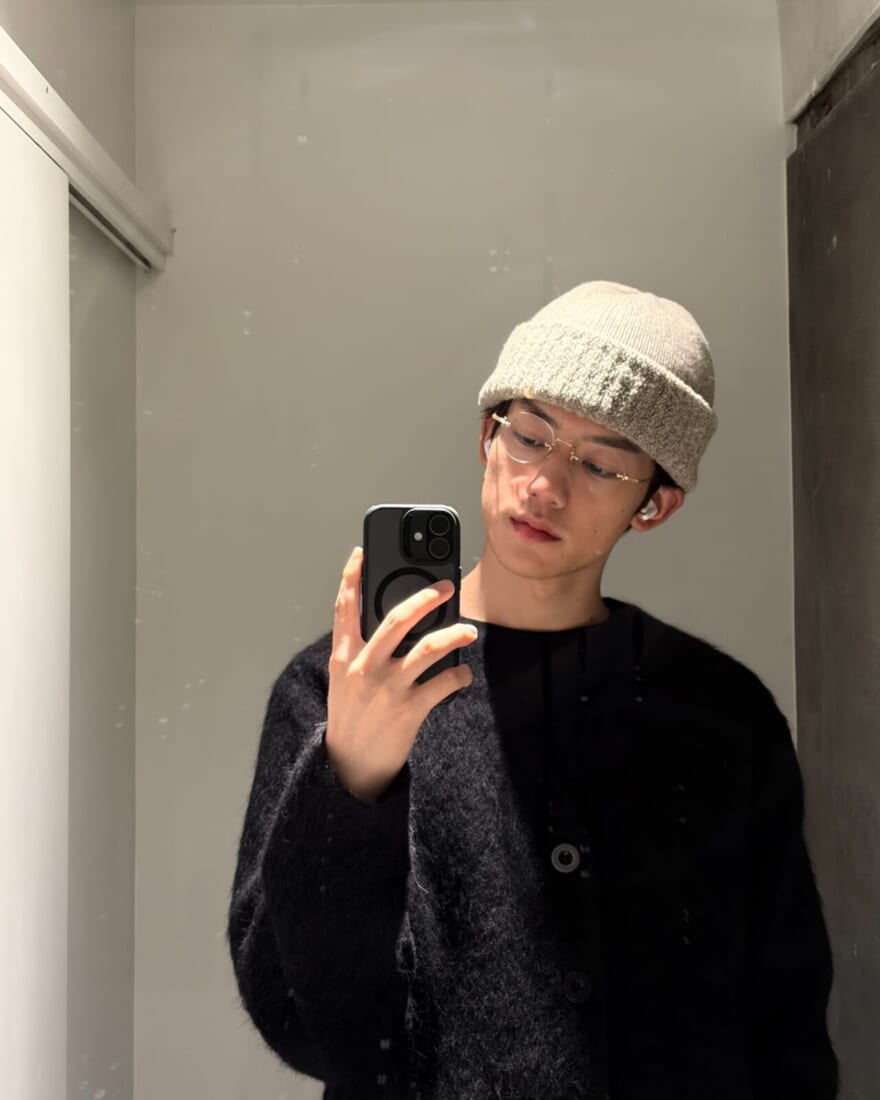 スマホを覗き込んでいるメンズノンノ樋之津琳太郎