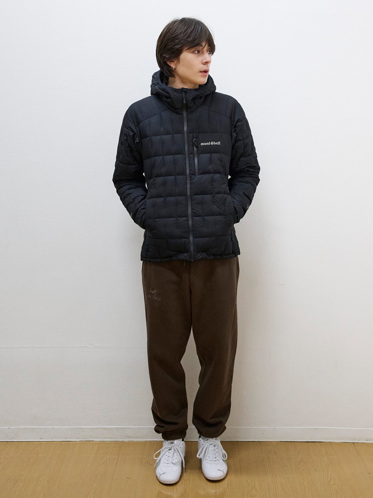 モンベルの黒いイグニスダウン パーカのオシャレな着こなし