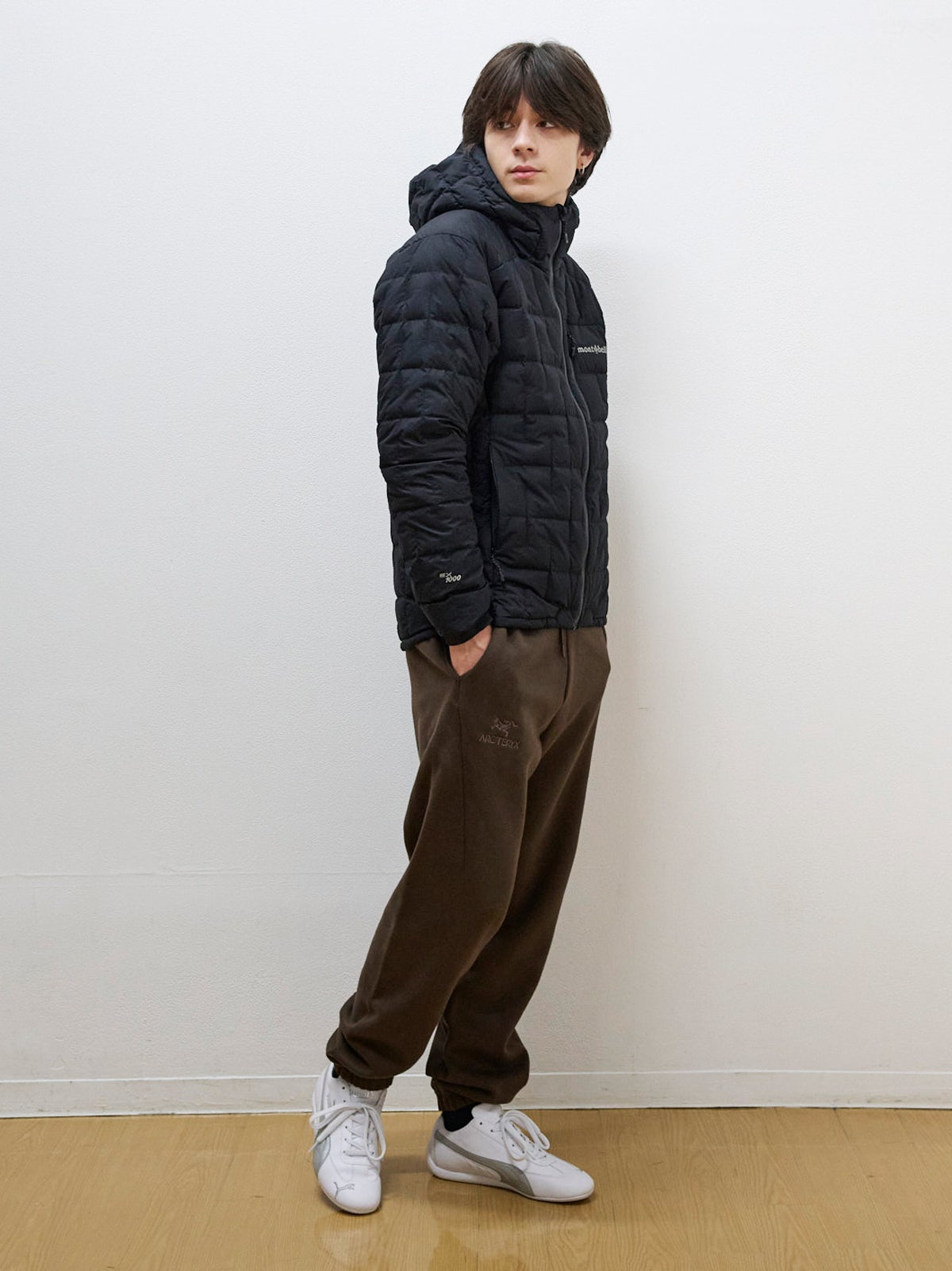 モンベルの黒いイグニスダウン パーカのオシャレな着こなし　全身
