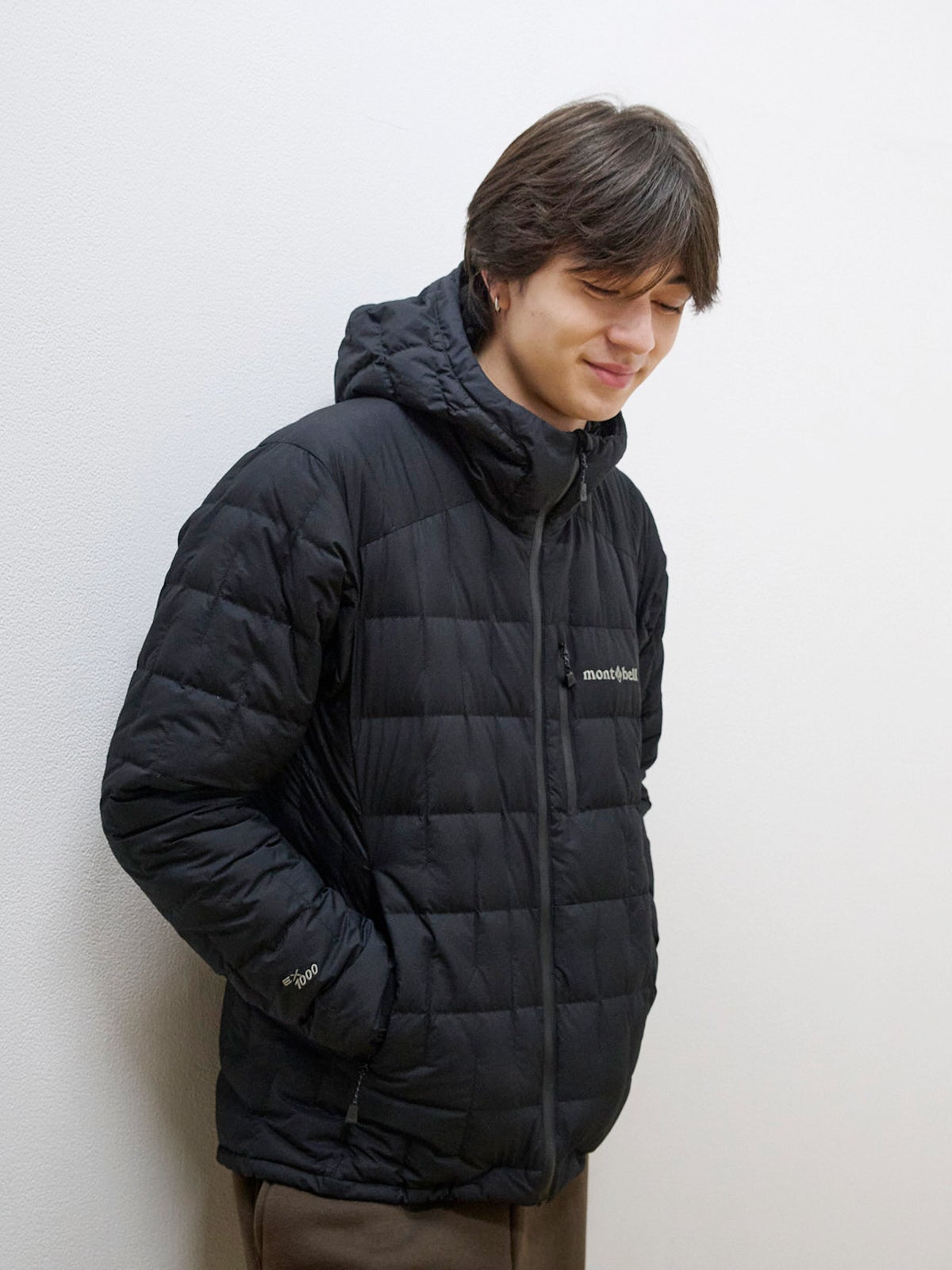 モンベルの黒いイグニスダウン パーカのオシャレな着こなし　トップス