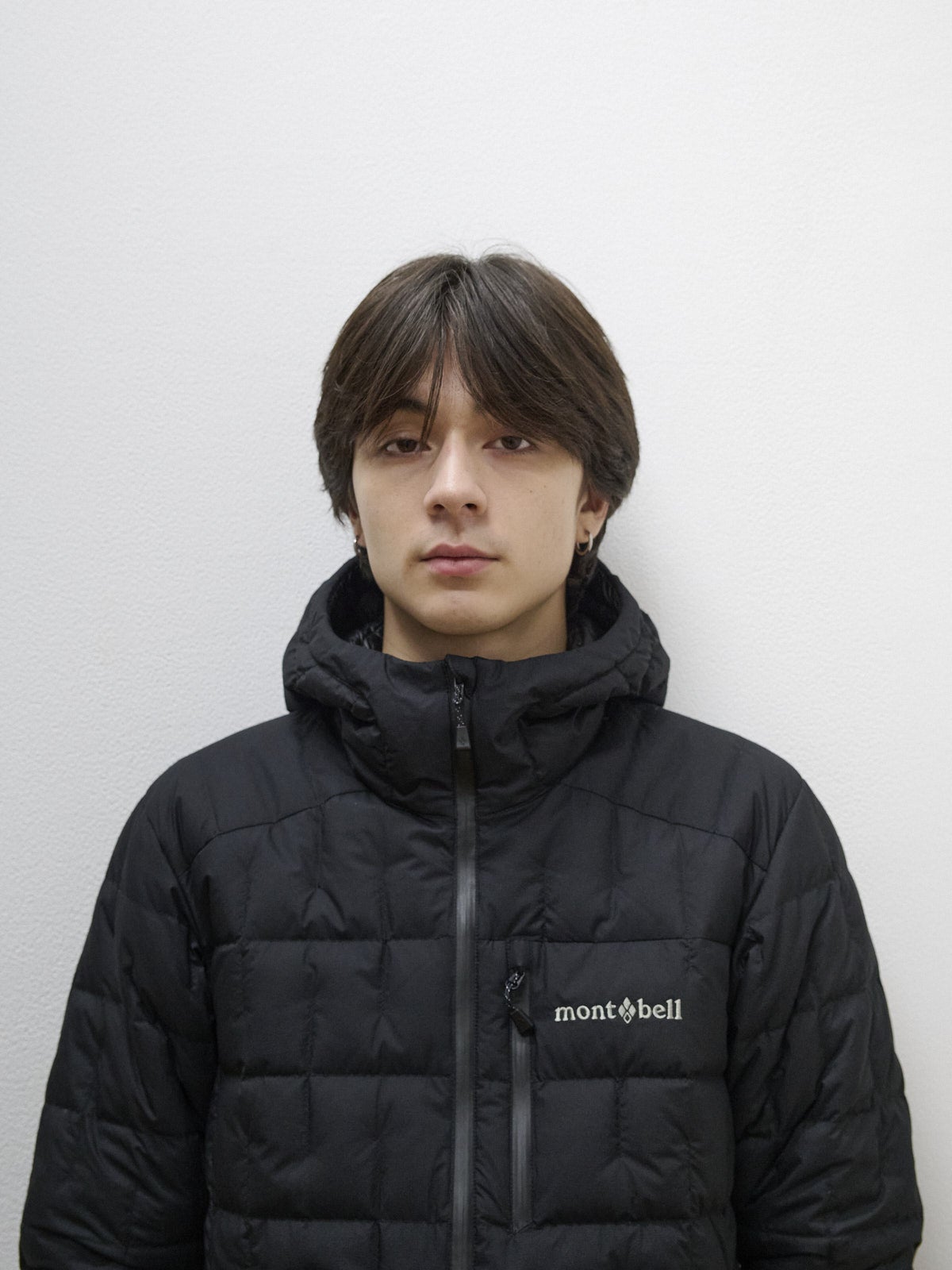 モンベルの黒いイグニスダウン パーカのオシャレな着こなし寄り